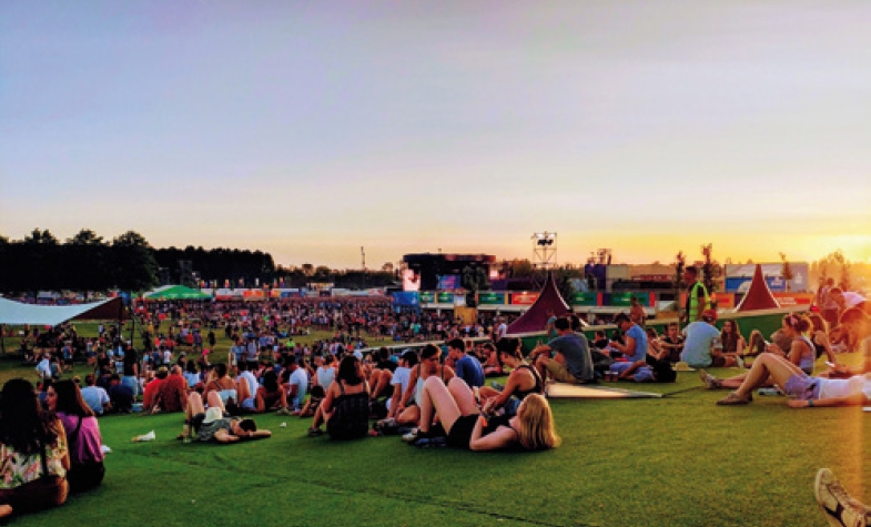 Cada año, 150 000 personas se encuentran en el campo.