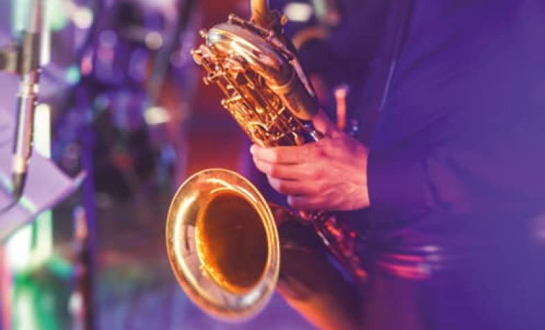 Nós inventamos o saxofone.
